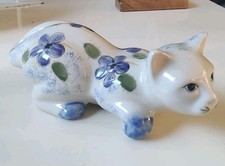 Chat En Position D' attaque. En Porcelaine . Motifs Floraux Bleus. Style Longwy.