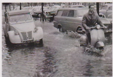 CITROEN 2CV - 2 CV AVEC VESPA - CARTE POSTALE 10 X 15 CM