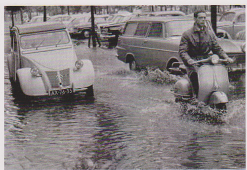 Citroen 2cv cv avec vespa - 2,