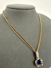 Collier Swarovski doré à double chaîne avec pendentif en cristal bleu