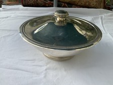 Légumier/soupière ancien en métal argenté. Pied douche, décors à godron…