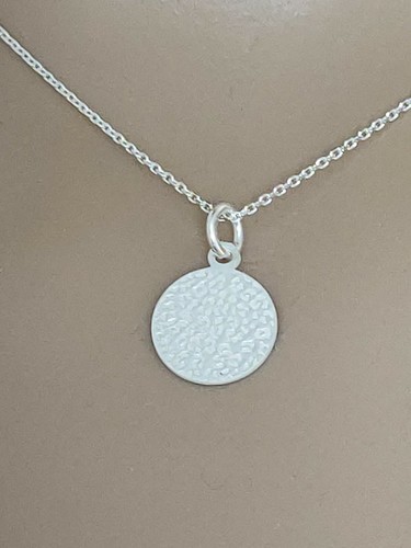 Collier médaillon motif peau