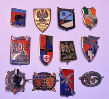 10 INSIGNES REGIMENTAIRES ORIGINALES + 2 ATLAS FRANCAISES ARTILLERIE