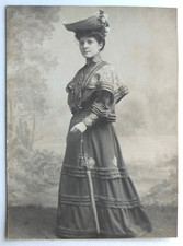 Dame très élégante, tenue raffinée chapeau ombrelle - Photo ancienne CPA