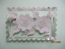 BROCHE  ANCIENNE EN LUCITE
