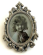 BROCHE VINTAGE Cadre art nouveau FILLE et CHAT état NEUF 4,8cm !