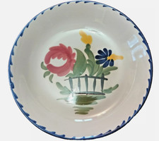 Assiette creuse Saint Clément panier fleuri peint à la main.