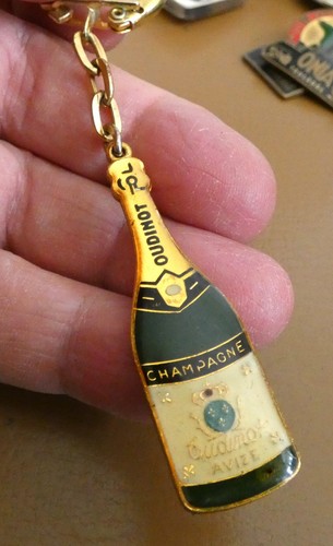 Ancien porte clé - , bouteille