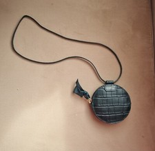 Porte monnaie rond en cuir façon croco bandoulière claudie pierlot