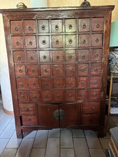 Armoire à pharmacie chinoise XIXè en bois brun rouge.