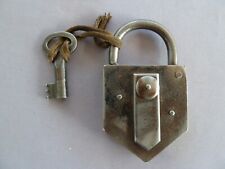 Ancien cadenas en tôle