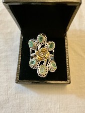 GRANDIOSE BAGUE ANCIENNE ÉMERAUDE NATURELLE, OR BLANC/JAUNE, ARGENT, Créateur