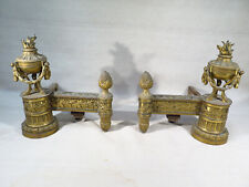ANCIENNE PAIRE DE CHENETS DE STYLE LOUIS XVI EN BRONZE POTS A FEU CHEMINEE