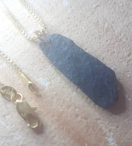 Collier pendentif pierre plate