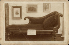 La méridienne sur laquelle mourut Charles Dickens en juin 1870. Vintage albumen 