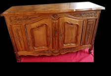 Bahut de style Louis XV provençal en noyer, deux portes, deux tiroirs. 