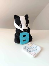Peluche/Doudou Petit Blaireau Gris Blanc Noir Lettre B Bleu Alphabet - Hachette