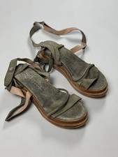 Sandales plates à lanières