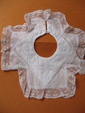 bavoir de bébé brodé main