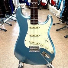Guitare électrique Squier Classic Vibe Stratocaster des années 60-01