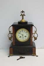 Pendule en marbre noir et rose