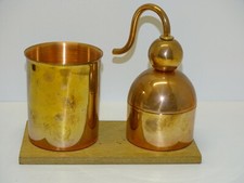 *JOLI ANCIEN PORTE CRAYONS FORME ALAMBIC CUIVRE socle BOIS DECO BUREAU XXe 