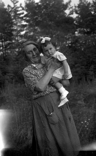 Femme âgée portant enfant