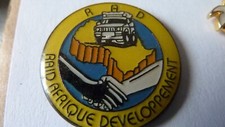 PIN'S  VOITURES /  4X4   /  RAID AFRIQUE DEVELOPPEMENT  /  RAD  /  SUPERBE