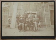 PHOTO ANCIENNE SEPIA FIN XIX° / DEBUT XX° - 7 HOMMES DEVANT MAISON EN BOIS