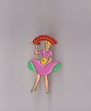 pin's la croissanterie (pin up signé MDB) version robe rose