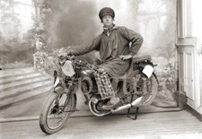 Homme sur moto Motoconfort