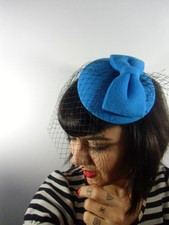 Mini chapeau bibi plat rétro vintage bleu noeud feutre voilette résille pinup