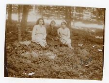 PHOTO SNAPSHOT amateur, 3 femmes sérieuses assises arbre parterre végétal forêt
