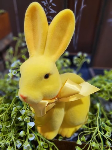 Lapin décoratif jaune