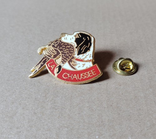 Pin chasse la chaussée - pin's,