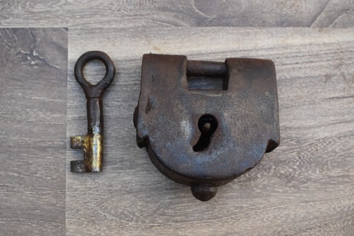 Ancien cadenas fer - en, fait