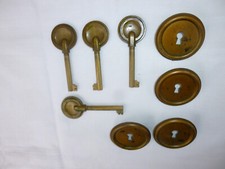 4 CLES + CACHE SERRURE LAITON / BRONZE D ' EPOQUE ART DECO DE MEUBLE TOP QUALITE