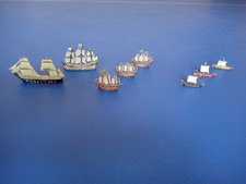 8 petits bateaux à voile en plomb