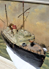 ANCIENNE MAQUETTE BATEAU de GUERRE CROISEUR en BOIS PEINT vers 1914