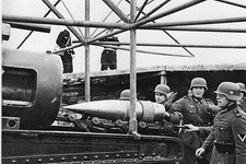 WW2 - Chargement canon longue portée par les artilleurs allemands