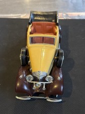 Voiture cabriolet jaune &
