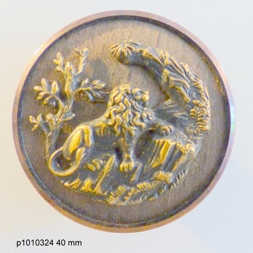 Bouton ancien en relief - bouton,