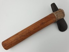 Hache pierre polie granite outil Préhistorique Préhistoire néolithique bois