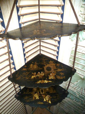 Etagére d'angle en laque