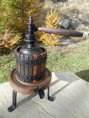 Ancien pressoir jus raisin - à,