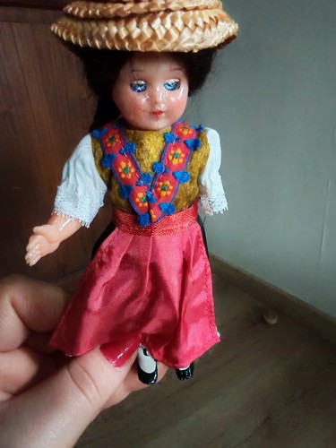 Ancienne poupée folklorique
