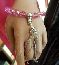 BRACELET GRIGRI PERLES FUSHIA TRANSPARENTES ET CHAÎNETTE BRELOQUE