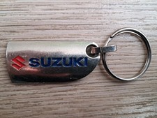 PORTE CLEF SUZUKI DEVILLE AUTOMOBILES CHARLEVILLE MEZIERES en métal voiture auto