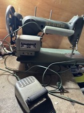 Ancienne machine à coudre Husqvarna avec lampe et Pedale Décorative Non Tester