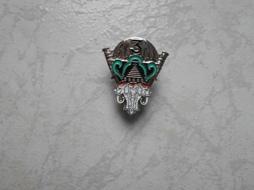 Insigne boutonnière vis - à,